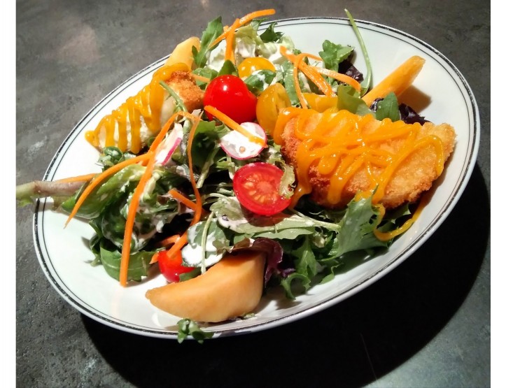 <h3 class='prettyPhoto-title'>Crispy hot goat cheese salad (90G)</h3><br/>Mixed salad, and its two warm crispy goat cheese, honey, vegetable pickles, clementine vinaigrette, old-fashioned mustard and honey and carrot condiment, avocado, melon