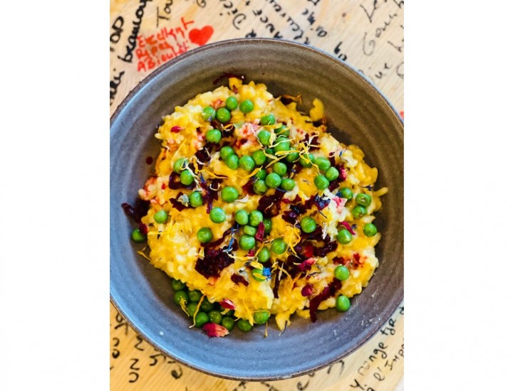 <h6 class='prettyPhoto-title'>Vegetarian risotto with saffron cream, Hibiscus peas, blueberry flowers</h6>
