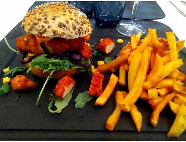 <h3 class='prettyPhoto-title'>Chicken Burger</h3><br/>Crispy chicken strips, cheddar, light honey mustard sauce, onion jam, marinated red cabbage and its mango ketchup, ginger.