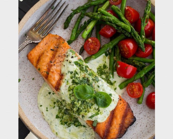 <h6 class='prettyPhoto-title'>Grilled Salmon Fillet With Creamy Pesto Sauce</h6>