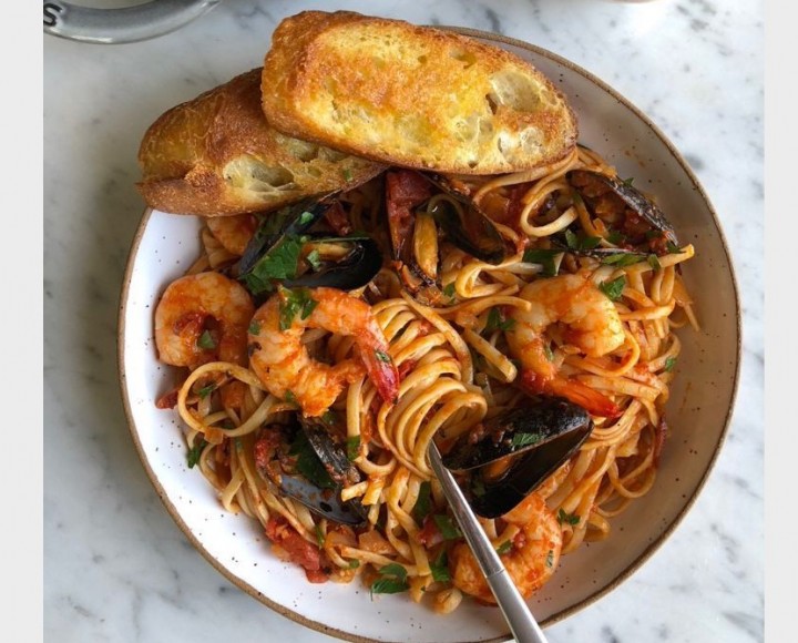 <h6 class='prettyPhoto-title'>Seofood With Linguine Shrimp And Pasta</h6>