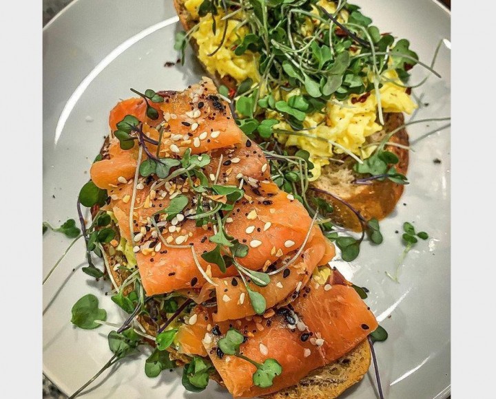 <h6 class='prettyPhoto-title'>Toasted Bread Scrambled Egg Smoked Salmon </h6>