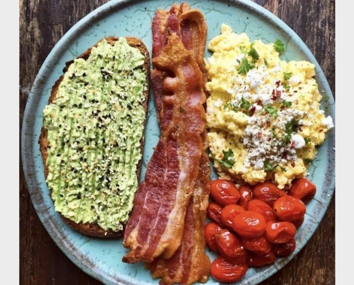 <h6 class='prettyPhoto-title'>Avocado Toast With Bacon And Scrambled Eggs</h6>