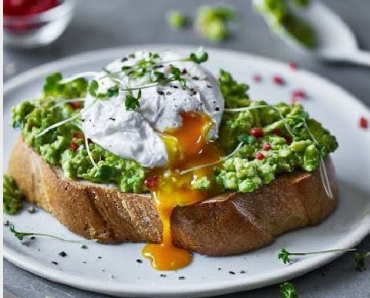 <h6 class='prettyPhoto-title'>Poached Egg With Avocado Toast </h6>