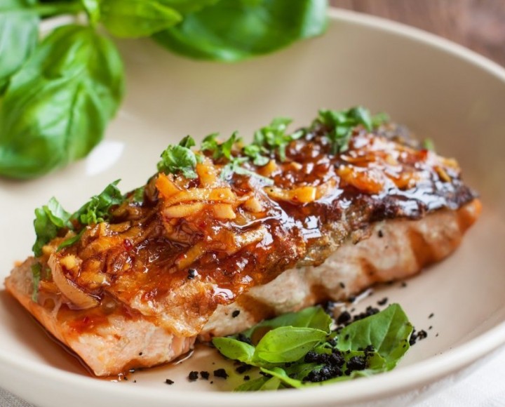<h6 class='prettyPhoto-title'>Grilled salmon fillet with coriander sauce</h6>