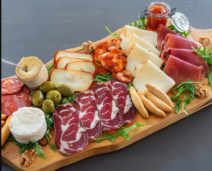 <h6 class='prettyPhoto-title'>Assortment of cold meats and cheeses</h6>