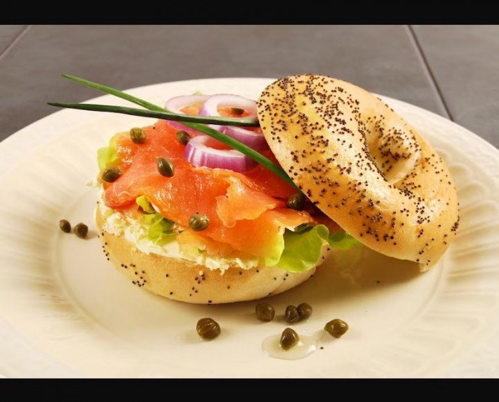 <h6 class='prettyPhoto-title'>Bagel with smoked salmon and salad</h6>