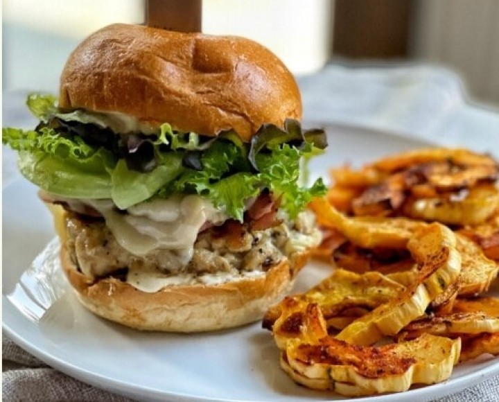 <h6 class='prettyPhoto-title'>Dish Cordon Bleu Burger, Fries, Cabbage Salad Mayonnaise</h6>