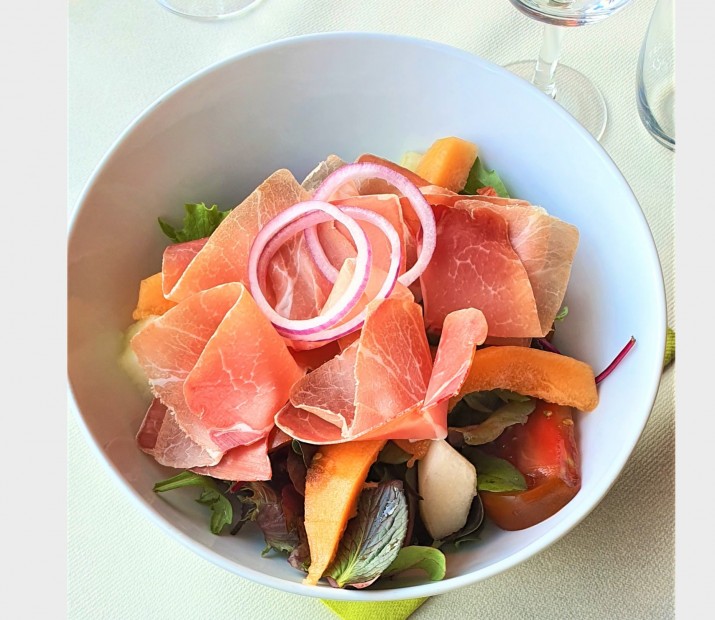 <h6 class='prettyPhoto-title'>Summer salad with prosciutto</h6>