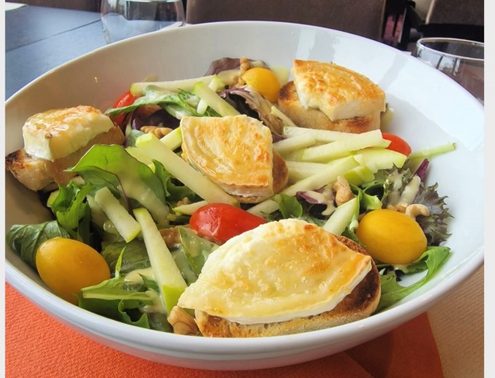 <h6 class='prettyPhoto-title'>Warm goat cheese salad with honey</h6>