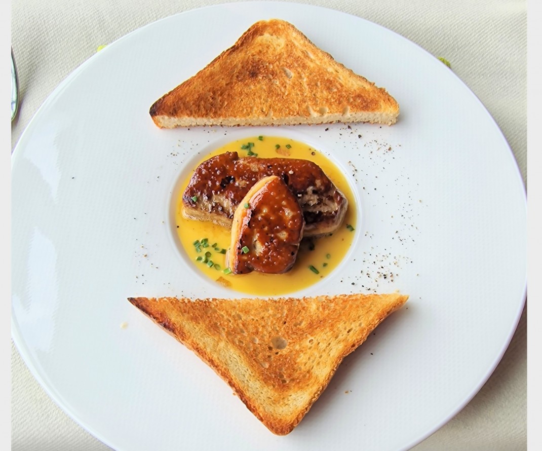 <h6 class='prettyPhoto-title'>Pan-fried duck foie gras, passion fruit sauce (*)</h6>