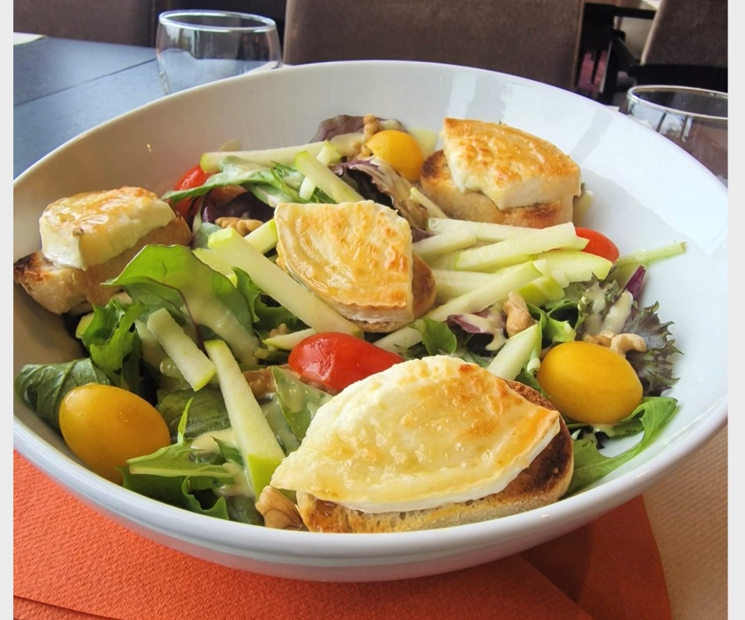 <h6 class='prettyPhoto-title'>Warm goat cheese salad with honey</h6>