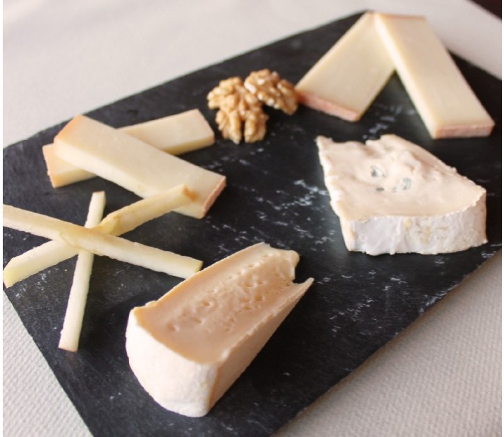<h6 class='prettyPhoto-title'>Selection of mature cheeses (*)</h6>