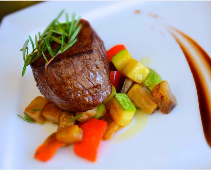 <h6 class='prettyPhoto-title'>Grilled sirloin with baked potatoes or vegetables</h6>
