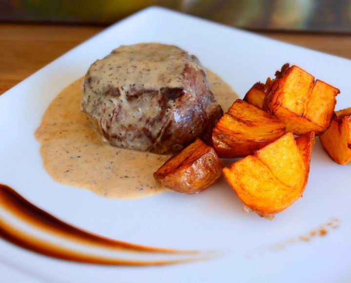 <h6 class='prettyPhoto-title'>Sirloin steak in black truffle sauce with baked potatoes or vegetables</h6>