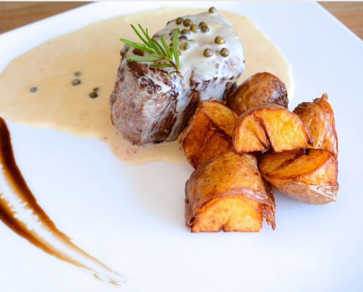 <h6 class='prettyPhoto-title'>Sirloin in green pepper sauce with baked potatoes or vegetables</h6>
