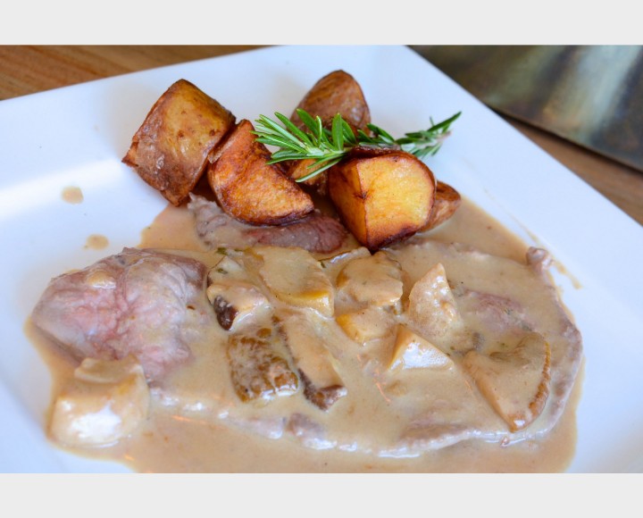 <h6 class='prettyPhoto-title'>Veal escalope in porcini mushroom sauce with baked potatoes or vegetables</h6>