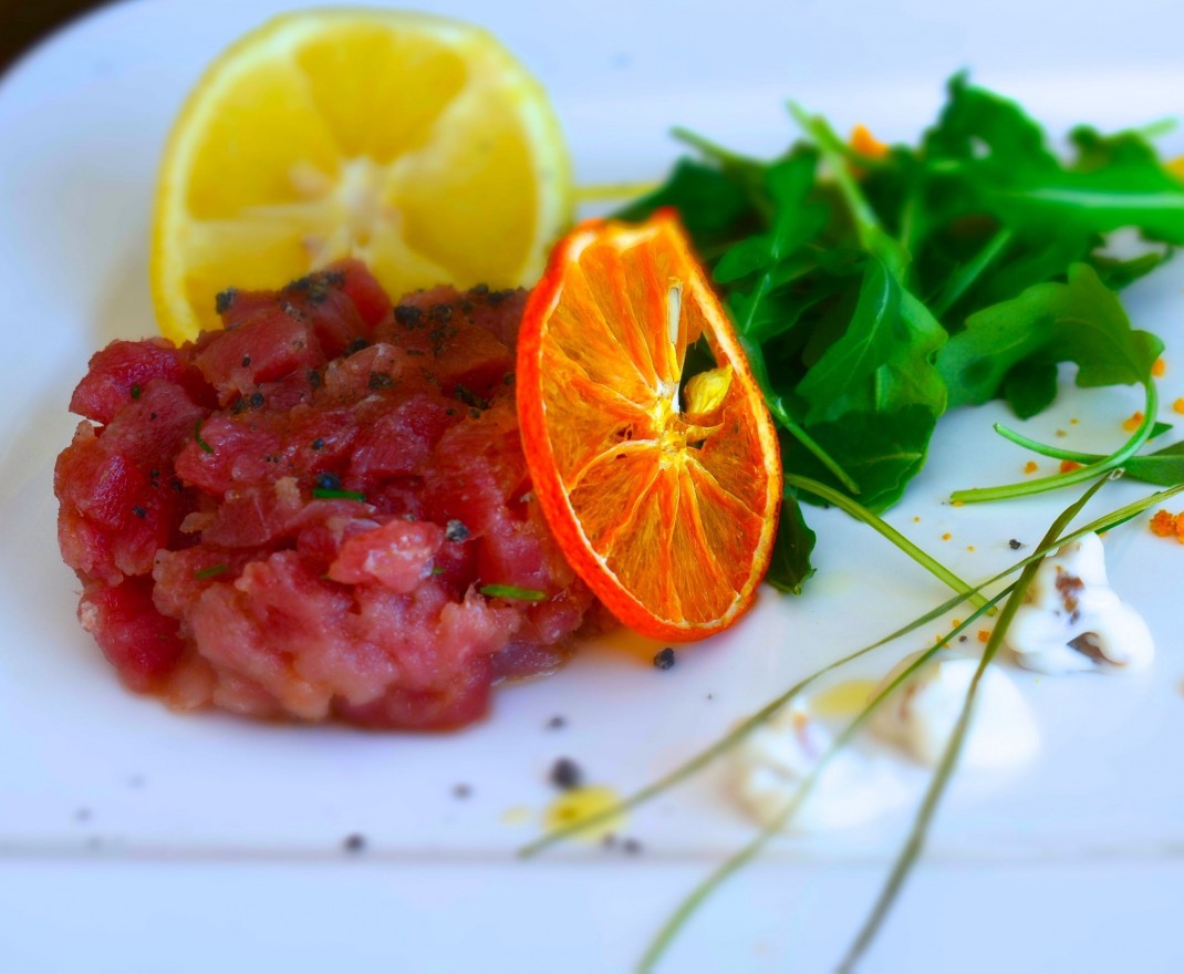 <h6 class='prettyPhoto-title'>Red tuna tartare with anchovy mayonnaise</h6>