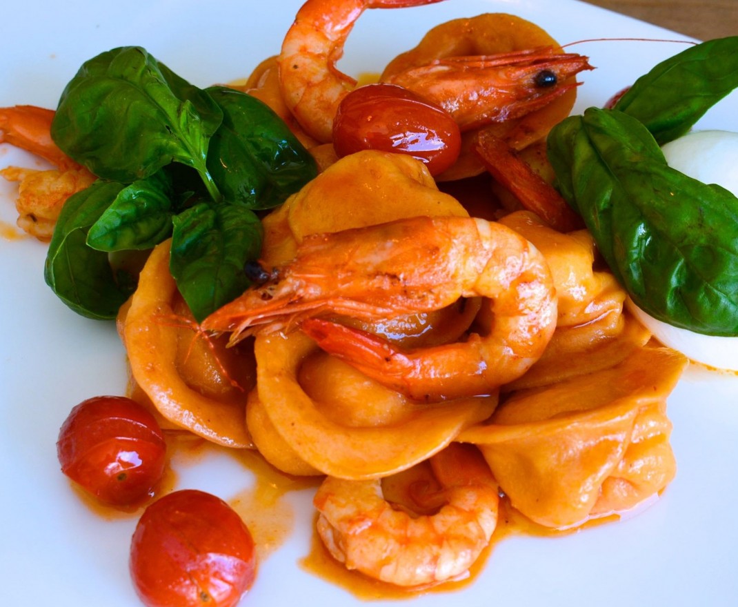 <h6 class='prettyPhoto-title'>Tomato cappello stuffed with prawns in prawn sauce and cherry confit</h6>
