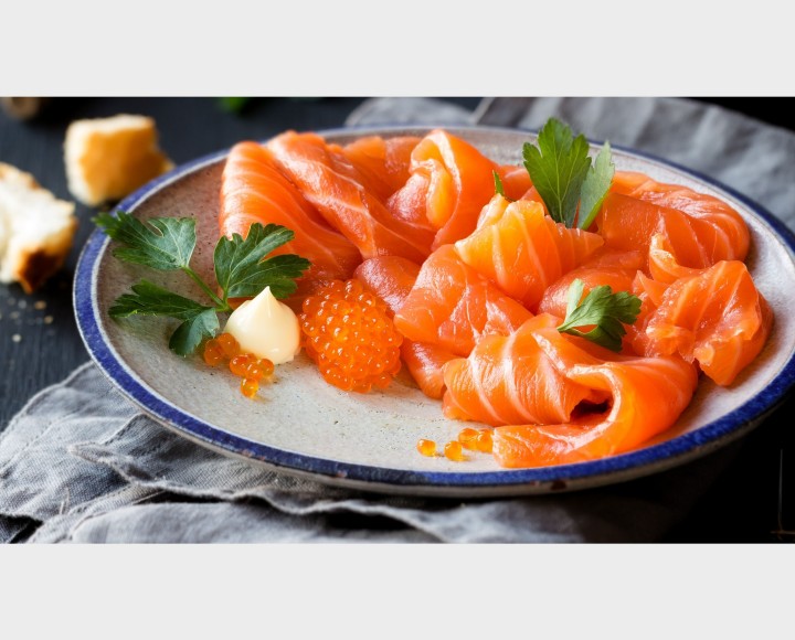 <h6 class='prettyPhoto-title'>Smoked salmon accompanied by raw vegetables.</h6>