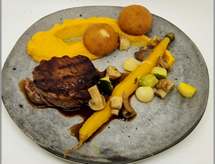 <h3 class='prettyPhoto-title'>Beef tenderloin tataki, sweet and sour sauce, potato cromesquis with county and butternut</h3><br/><span style="color: #ff0000;"><strong><em>O'TyNico menu</em> : Supplement of 3€</strong></span><br /> Beef tenderloin tataki, sweet and sour sauce, potato cromesquis with county and butternut
