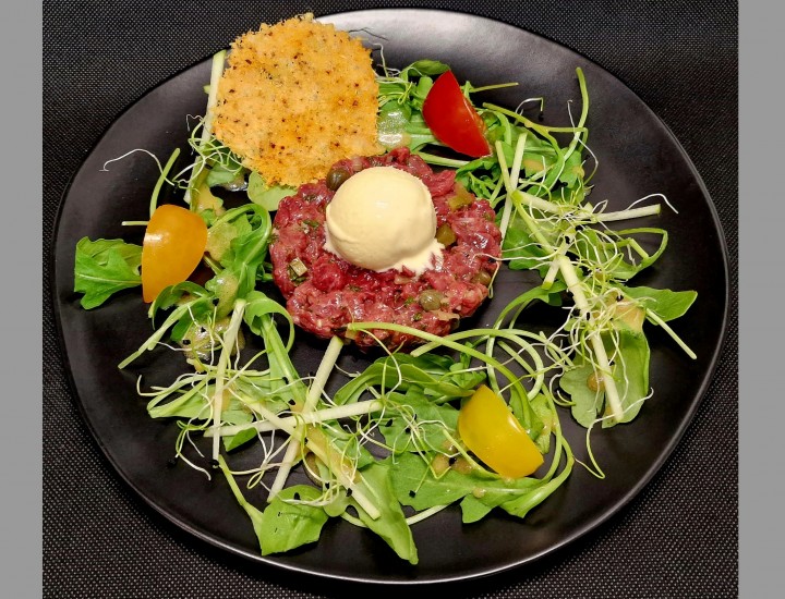 <h6 class='prettyPhoto-title'>Filet of beef tartare with a knife, mustard ice cream</h6>