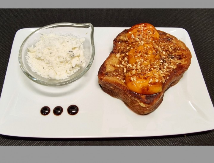 <h6 class='prettyPhoto-title'>Roasted apricot and honey goat cheese ice cream on French toast</h6>