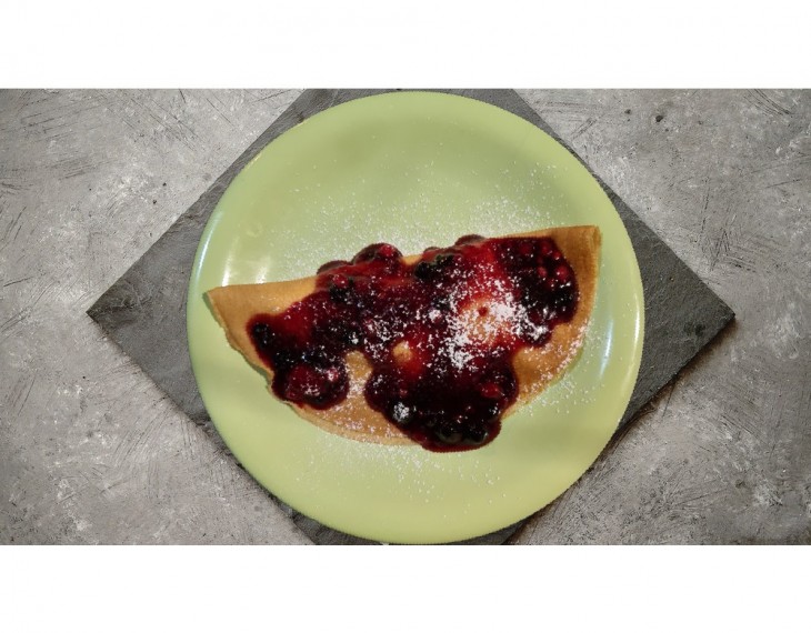 <h6 class='prettyPhoto-title'>Crepes with ice cream and berries</h6>