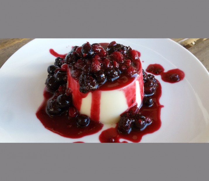 <h6 class='prettyPhoto-title'>Panna cotta with berries</h6>