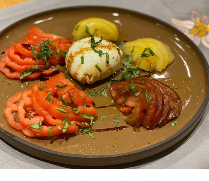 <h6 class='prettyPhoto-title'>Tomato salad, mozzarella di Buffala with basil</h6>