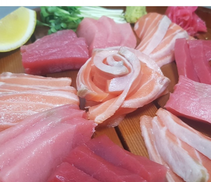 <h6 class='prettyPhoto-title'>Raw tuna sashimi and raw salmon</h6>