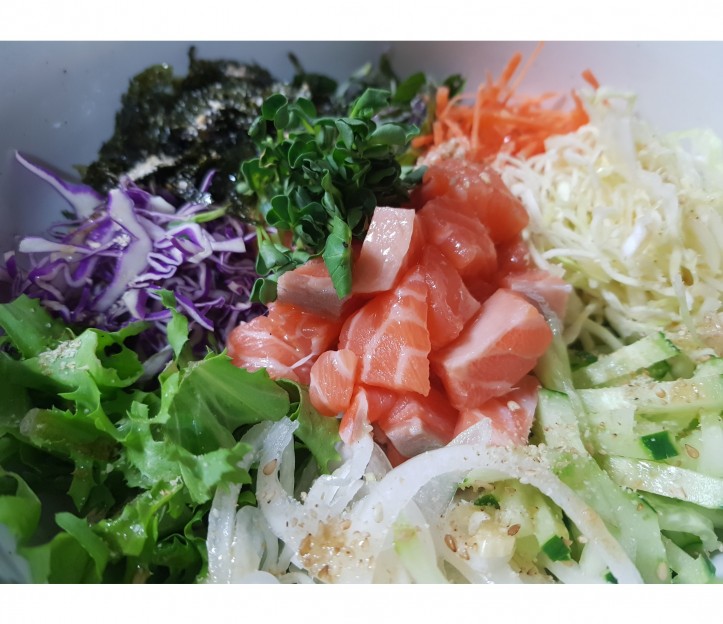<h6 class='prettyPhoto-title'>Fresh salmon sashimi rice bowl</h6>