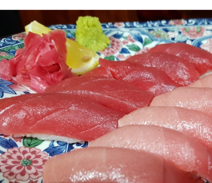 <h6 class='prettyPhoto-title'>Bluefin tuna sushi</h6>