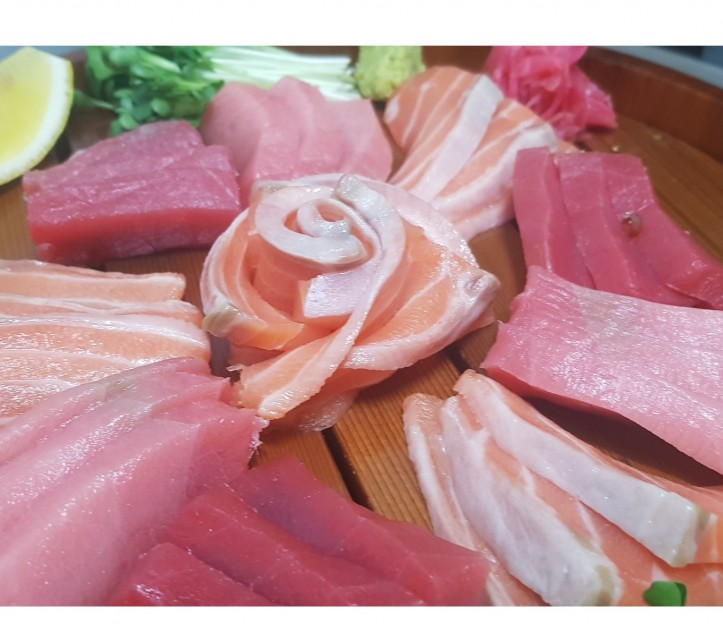 <h6 class='prettyPhoto-title'>Fresh salmon sashimi and fresh tuna sashimi</h6>