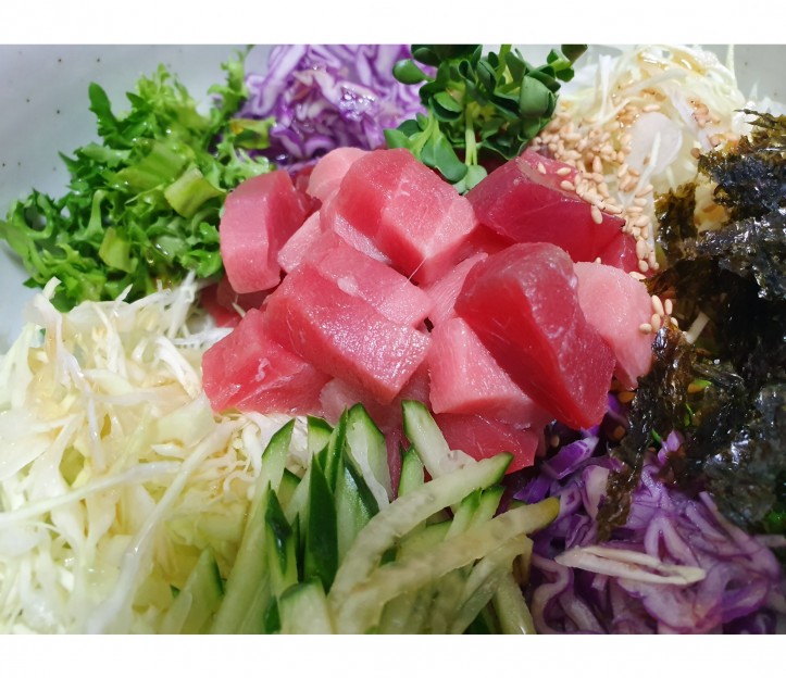 <h6 class='prettyPhoto-title'>Bluefin tuna sashimi rice bowl</h6>