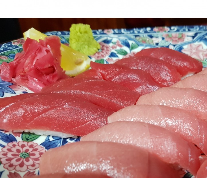<h6 class='prettyPhoto-title'>Raw Tuna Sushi</h6>