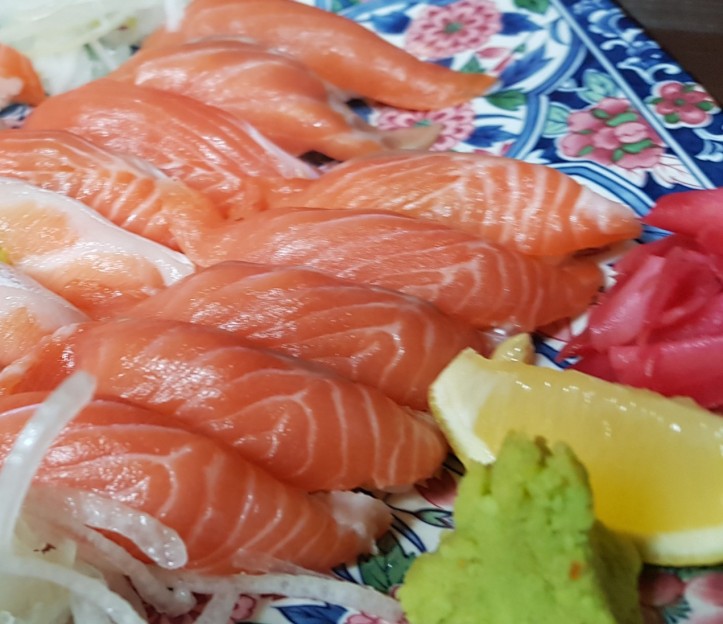 <h6 class='prettyPhoto-title'>Fresh salmon sushi</h6>
