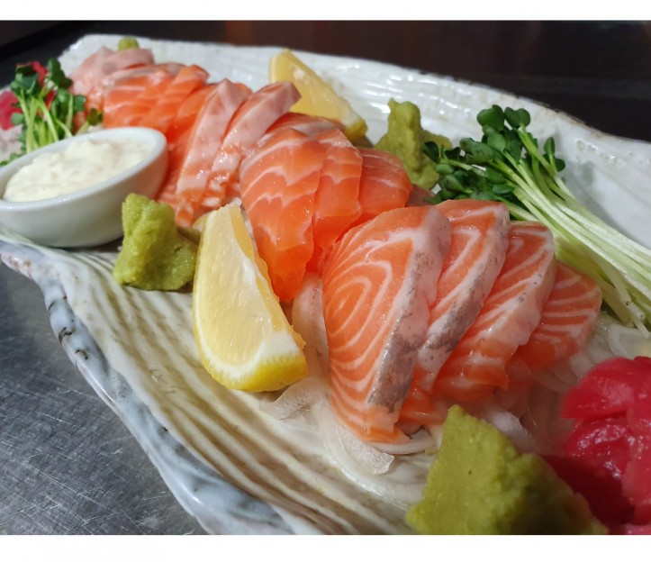 <h6 class='prettyPhoto-title'>Fresh salmon sashimi</h6>
