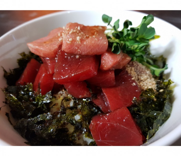 <h6 class='prettyPhoto-title'>Bluefin tuna rice bowl</h6>