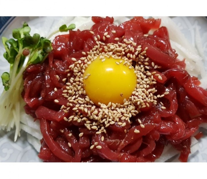 <h6 class='prettyPhoto-title'>Bluefin tuna sashimi</h6>