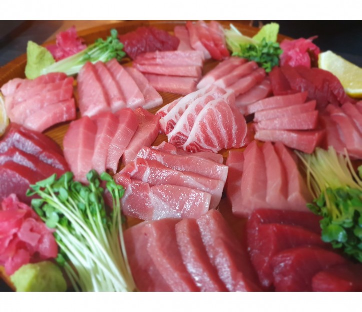 <h6 class='prettyPhoto-title'>Bluefin tuna sashimi (Honma-guro)</h6>