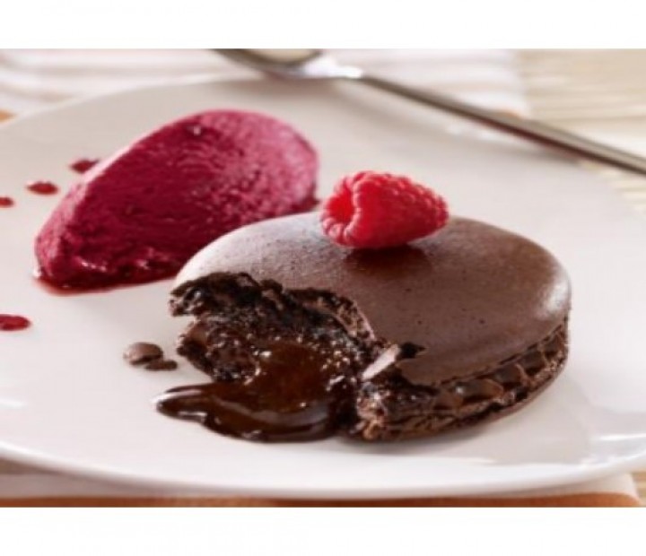<h6 class='prettyPhoto-title'>Chocolate flowing heart macaroon</h6>