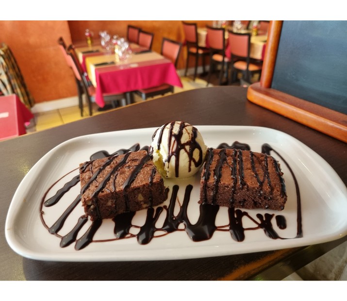 <h6 class='prettyPhoto-title'>Pecan Brownie and Ice Cream Ball</h6>