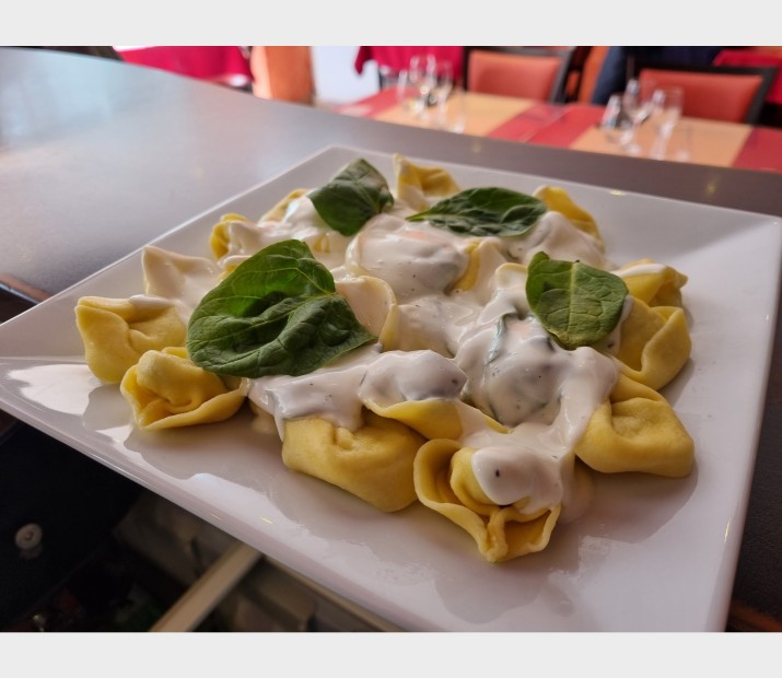 <h6 class='prettyPhoto-title'>Tortelloni with ricotta and spinach</h6>