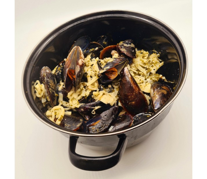 <h6 class='prettyPhoto-title'>Chicken-style mussels, fries</h6>