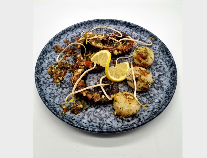 <h6 class='prettyPhoto-title'>Duo of octopus and scallops with parsley</h6>