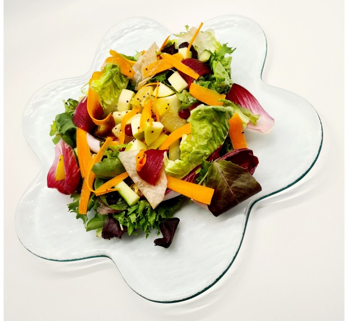 <h6 class='prettyPhoto-title'>季節の果物と野菜の新鮮なサラダ。</h6>