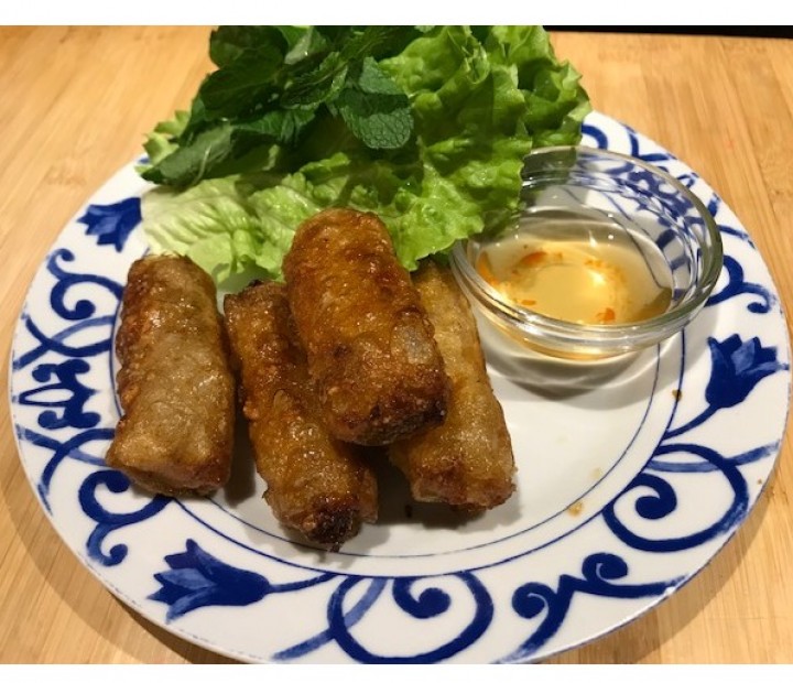 <h3 class='prettyPhoto-title'>Spring rolls with pork</h3><br/>4 rooms