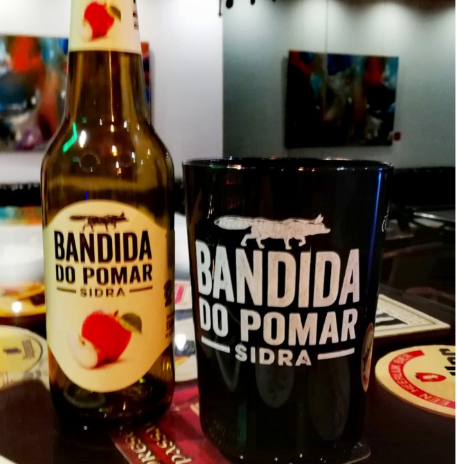 <h6 class='prettyPhoto-title'>Bandida do Pomar</h6>