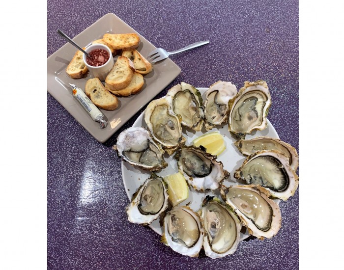 <h6 class='prettyPhoto-title'>The dozen oysters with its shallot vinegar</h6>